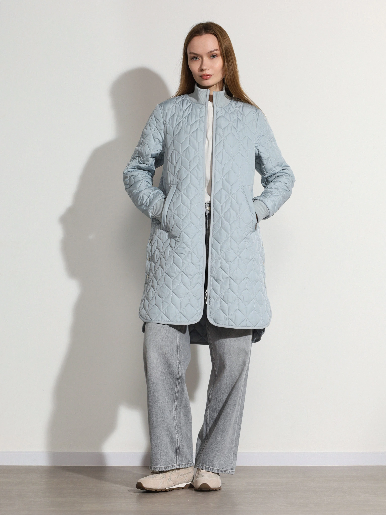 Пальто стеганое голубого цвета прямого кроя